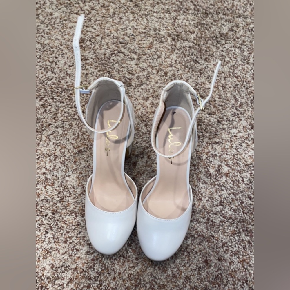 Lulús off white ankle strap heels